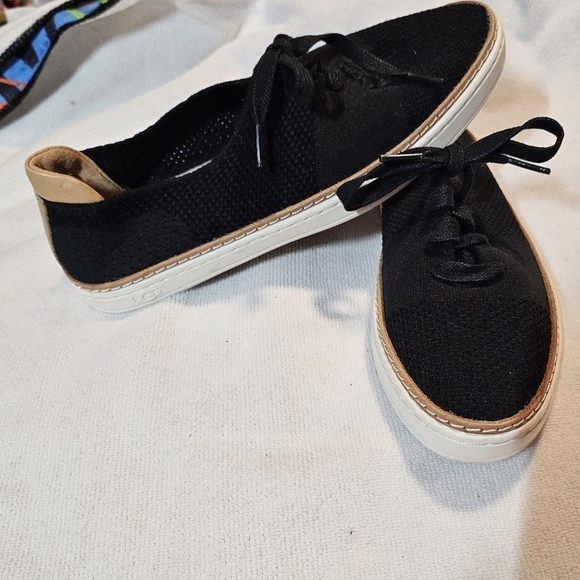 UGG Shoes - Ugg Shoes Pinkett Deckers Trainer Sneakers Women's Size 7.5 Black & Tan NEW